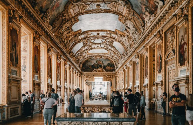night-at-the-louvre-museum-6-people-max-guided-exploration
