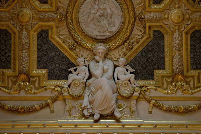night-at-the-louvre-museum-6-people-max-guided-exploration