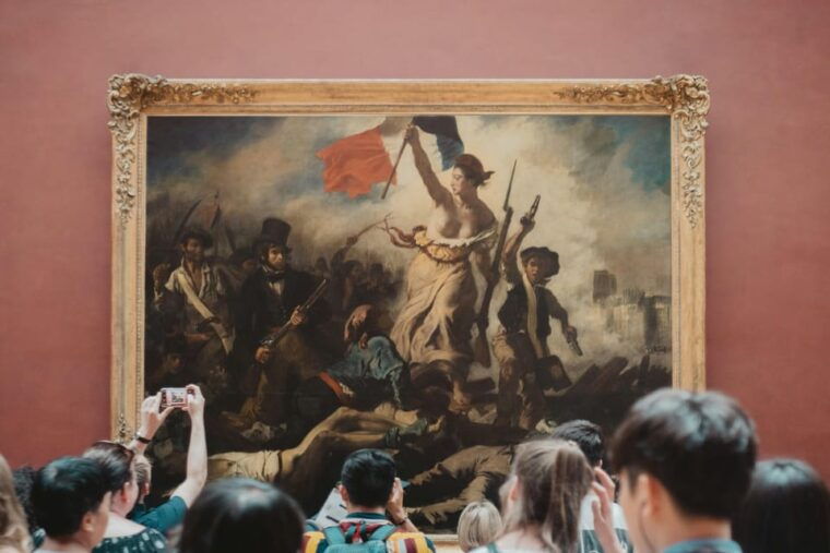 night-at-the-louvre-museum-6-people-max-guided-exploration