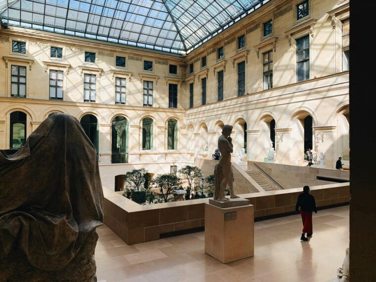 night-at-the-louvre-museum-6-people-max-guided-exploration