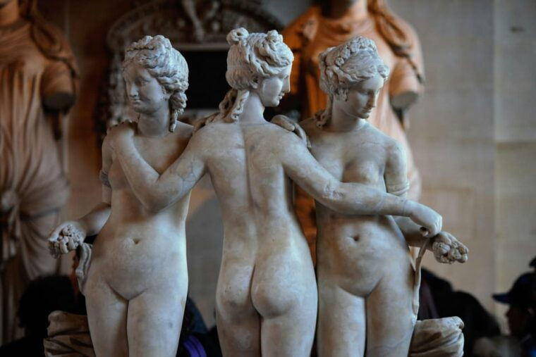 night-at-the-louvre-museum-6-people-max-guided-exploration