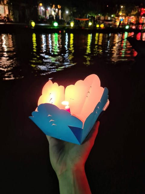 night-boat-trip-and-floating-lantern-on-hoai-river-hoi-an-2