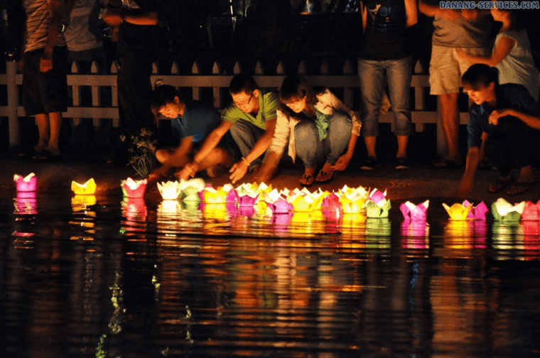 night-boat-trip-and-floating-lantern-on-hoai-river-hoi-an-2