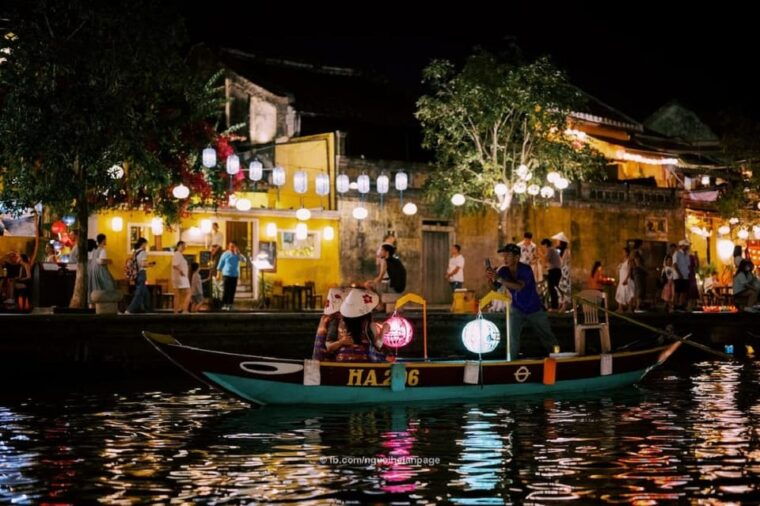 night-boat-trip-and-floating-lantern-on-hoai-river-hoi-an-2