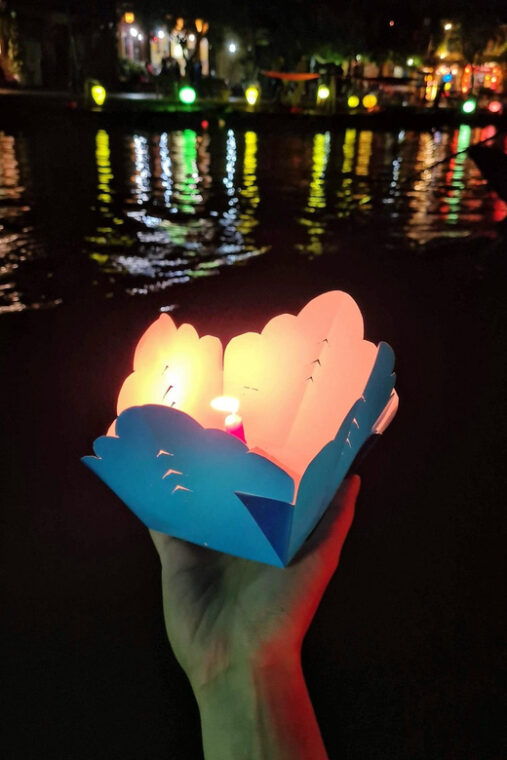 night-boat-trip-and-floating-lantern-on-hoai-river-hoi-an-2