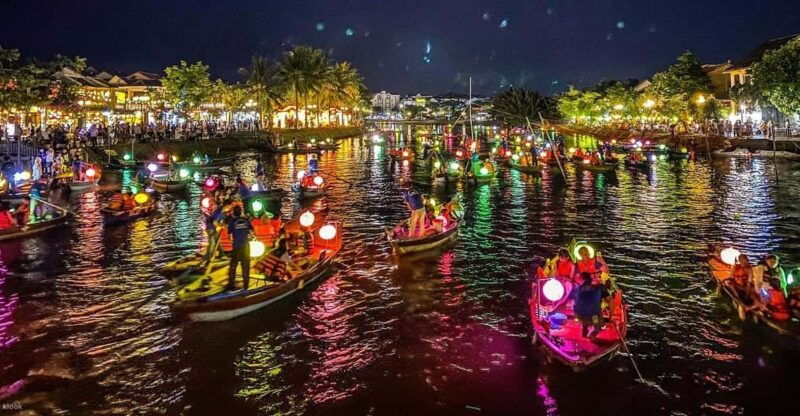 night-boat-trip-and-floating-lantern-on-hoai-river-hoi-an-3