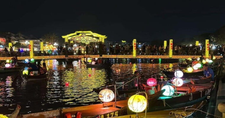 night-boat-trip-and-floating-lantern-on-hoai-river-hoi-an-5