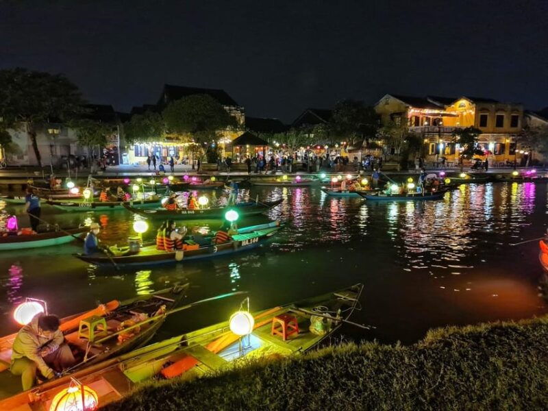 night-boat-trip-and-floating-lantern-on-hoai-river-hoi-an
