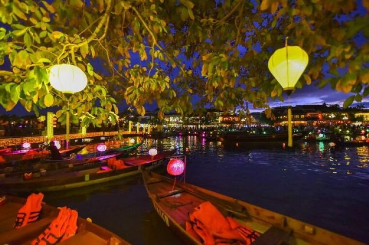 night-boat-trip-and-floating-lantern-on-hoai-river-hoi-an