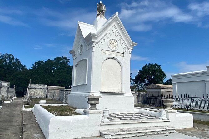 night-cemetery-insiders-tour-new-orleans-2