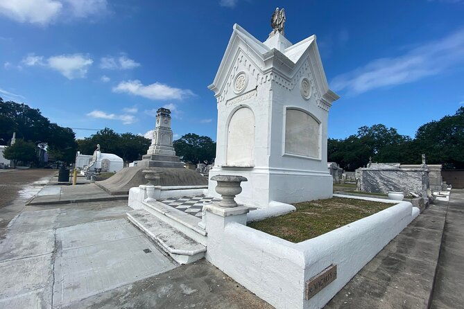 night-cemetery-insiders-tour-new-orleans-2