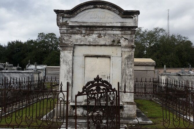 night-cemetery-insiders-tour-new-orleans-2