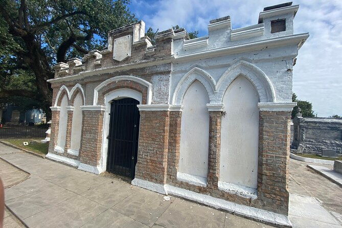 night-cemetery-insiders-tour-new-orleans