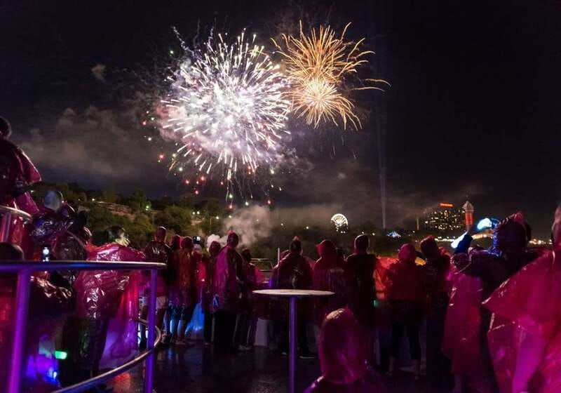 night-on-niagara-walking-tour-with-fireworks-cruise-dinner