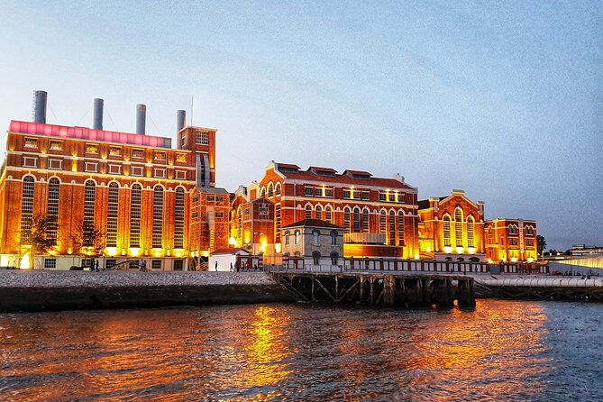 night-sailing-moonlight-boat-tour-exclusive-lisbon-city-lights