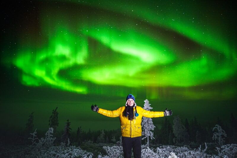 night-snowshoeing-adventure-under-the-northern-lights-2