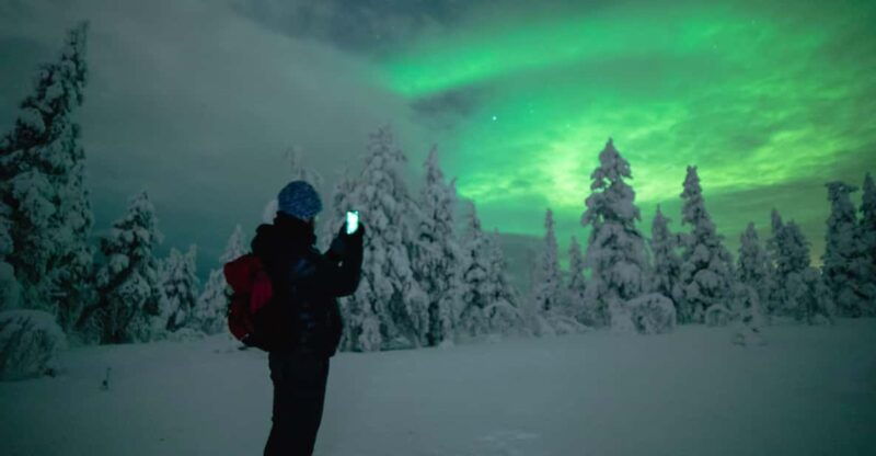 night-snowshoeing-lapland-experience