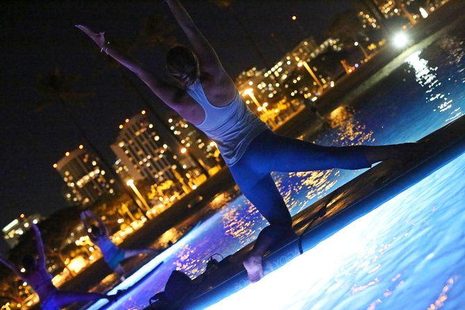 night-sup-yoga-in-honolulu-hawaii