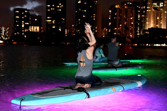 night-sup-yoga-in-honolulu-hawaii