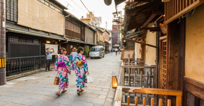 night-walk-in-gion-kyotos-geisha-district