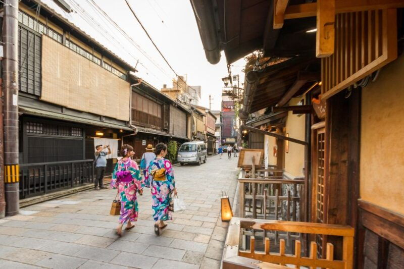 night-walk-in-gion-kyotos-geisha-district