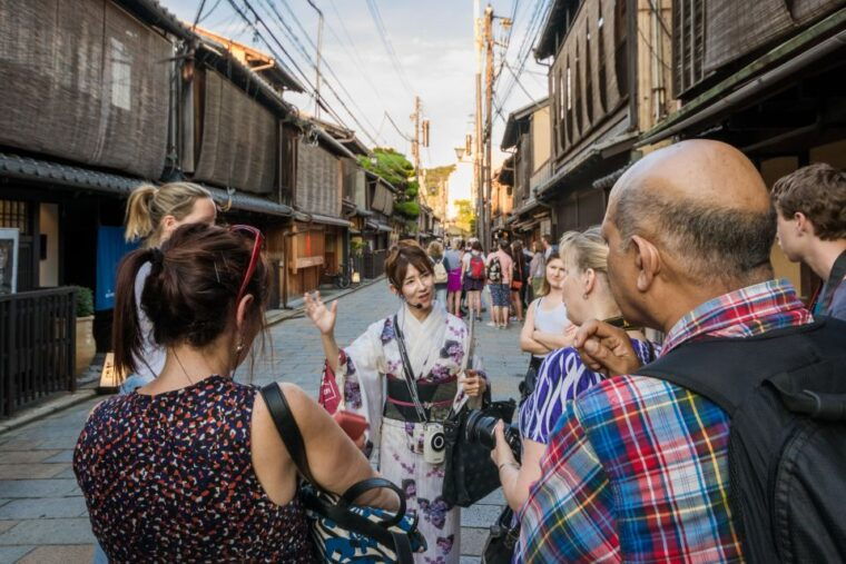 night-walk-in-gion-kyotos-geisha-district