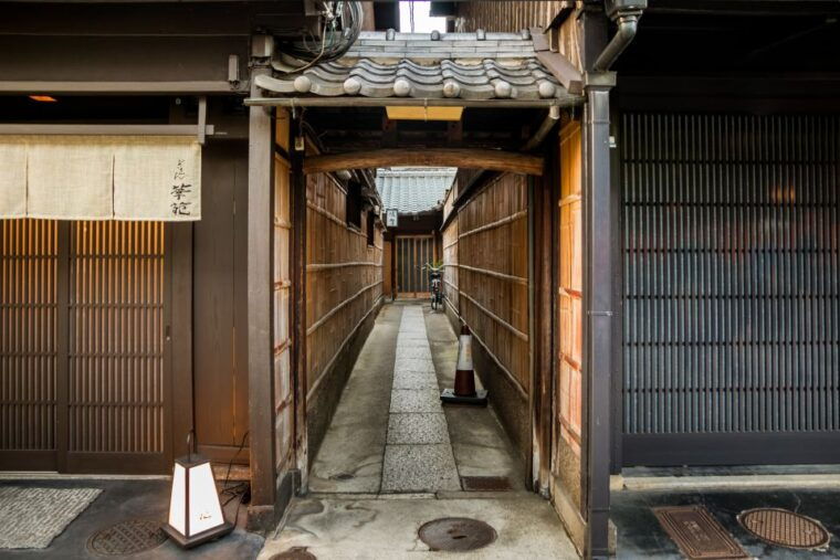 night-walk-in-gion-kyotos-geisha-district