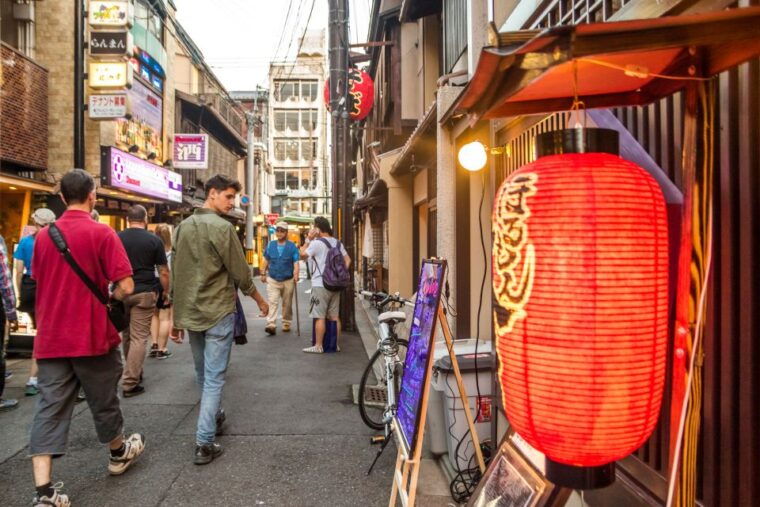 night-walk-in-gion-kyotos-geisha-district