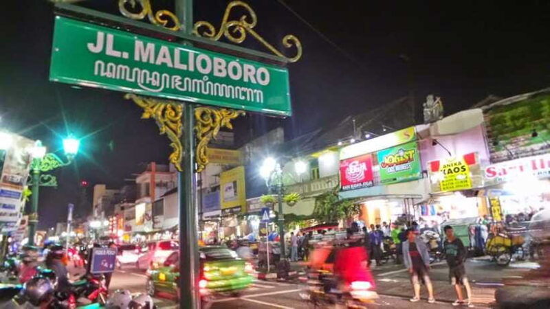 night-walking-tour-of-yogyakarta-cosmological-axis-landmark