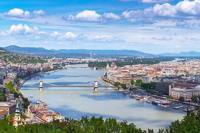 nighttime-downtown-budapest-sightseeing-cruise