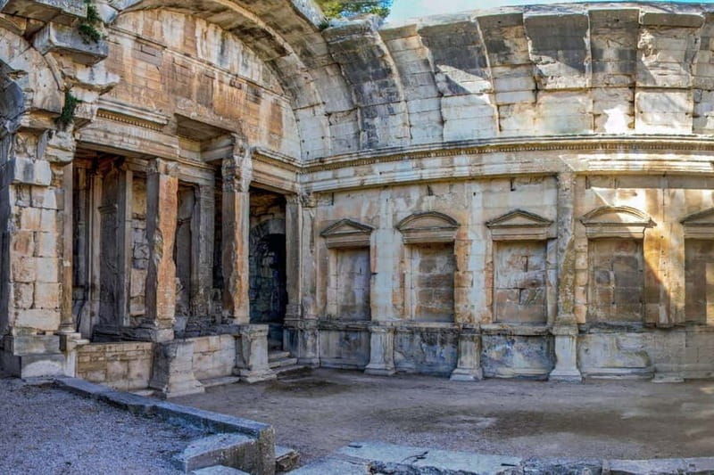 Nîmes, chronicle of a legacy from the Enlightenment to the Belle Époque - An In-Depth Look at the Tour Experience