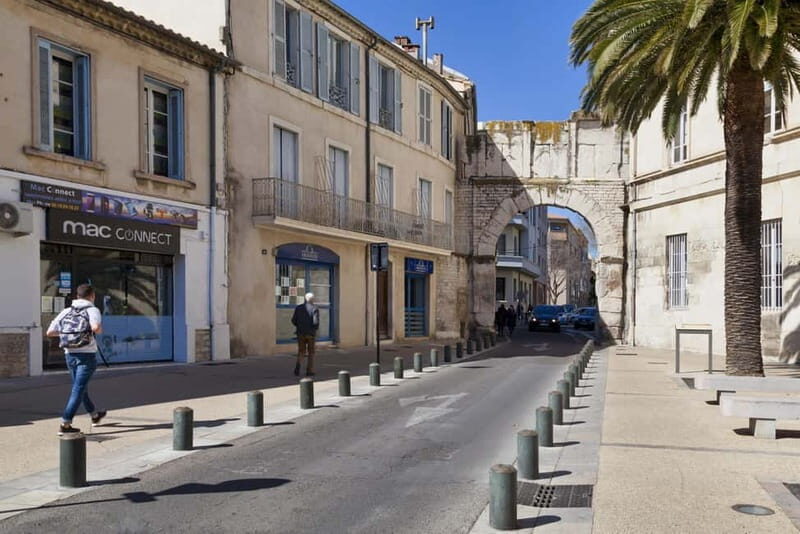 Nîmes: Express Walk with a Local in 60 minutes - Key Points