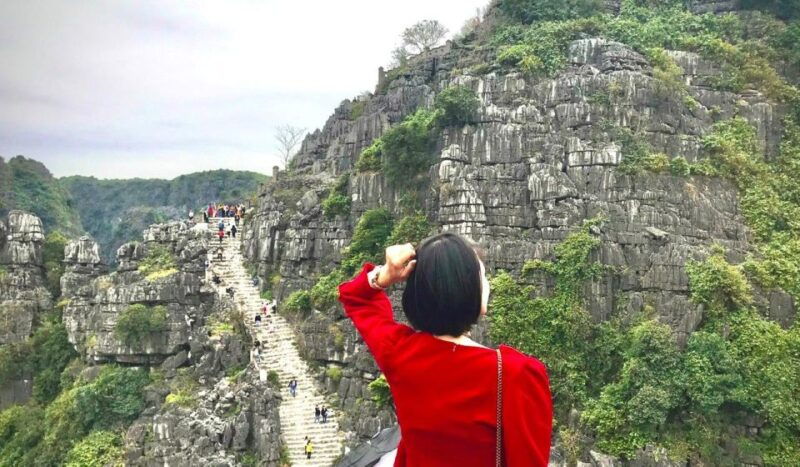 ninh-binh-group-tour-hoa-lu-tam-coc-mua-caves-by-limousine