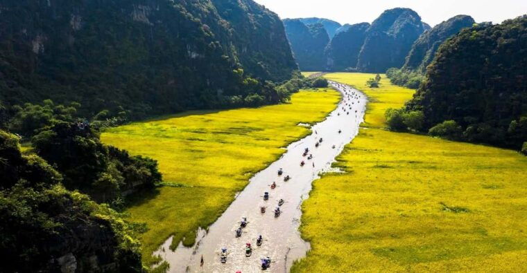ninh-binh-hoa-lu-tam-coc-hang-mua-on-limousine-and-cycling