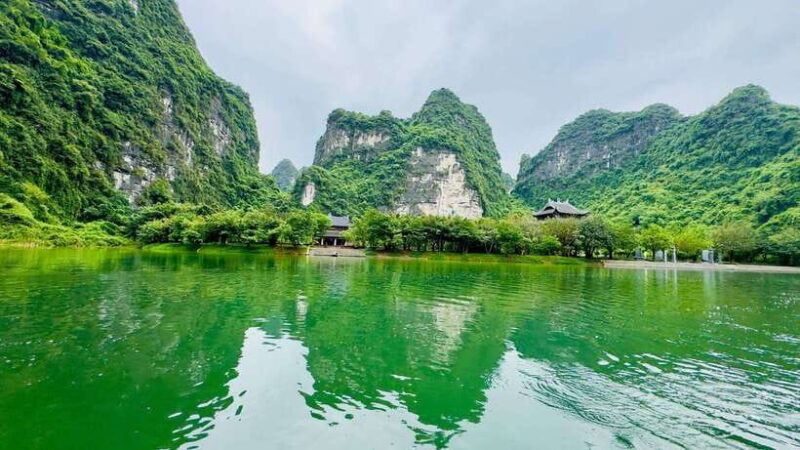 ninh-binh-travel-to-hoa-lu-trang-an-with-small-group-tour