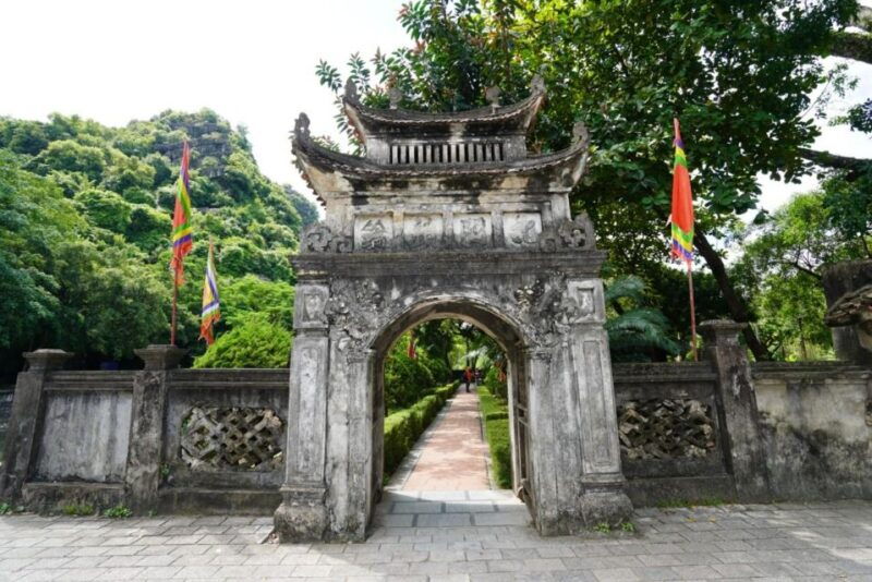 ninh-binh-trip-visit-hoa-lu-capital-tam-coc-biking-mua-cave