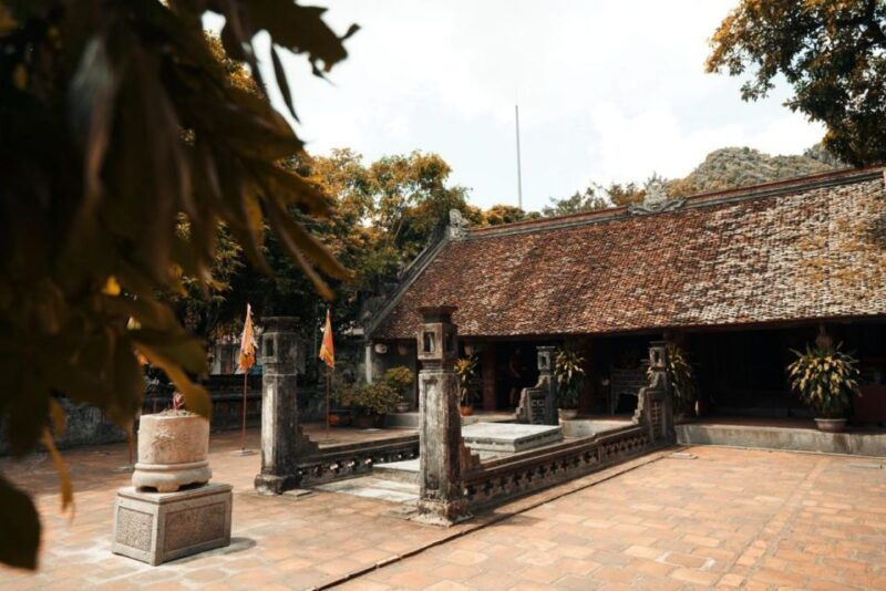 ninh-binh-trip-visit-hoa-lu-capital-tam-coc-biking-mua-cave