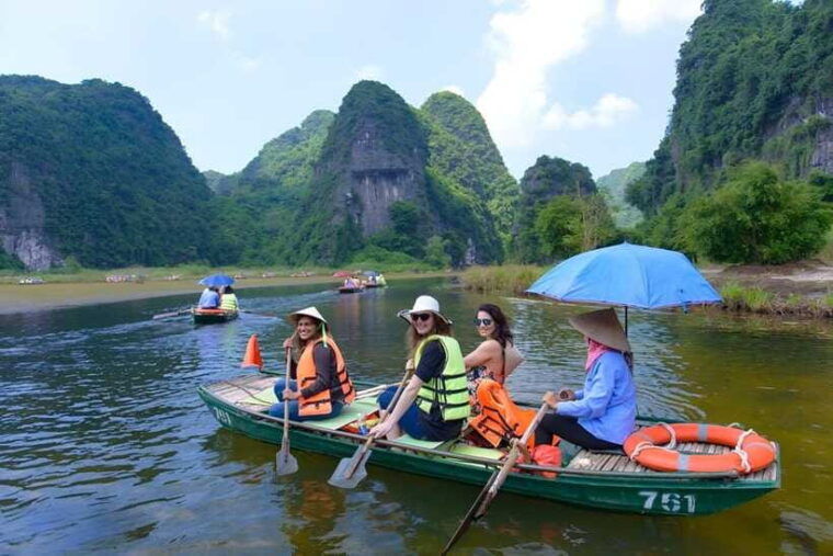 ninhbinh-hoa-lu-trang-an-tam-coc-and-mua-cave-private-tour
