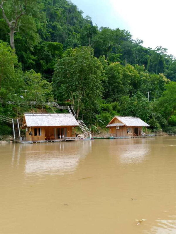 nongkhiaw-boat-trip-to-muang-ngoi