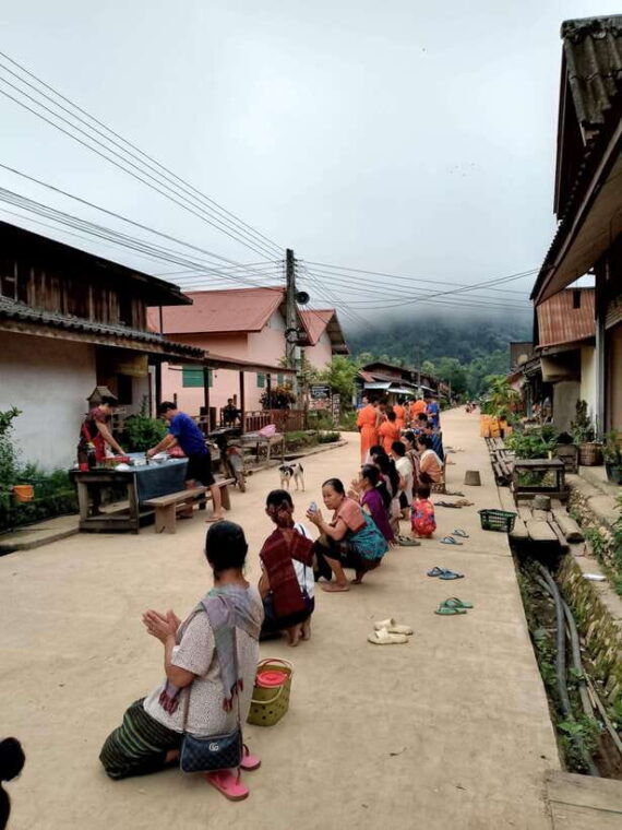 nongkhiaw-boat-trip-to-muang-ngoi