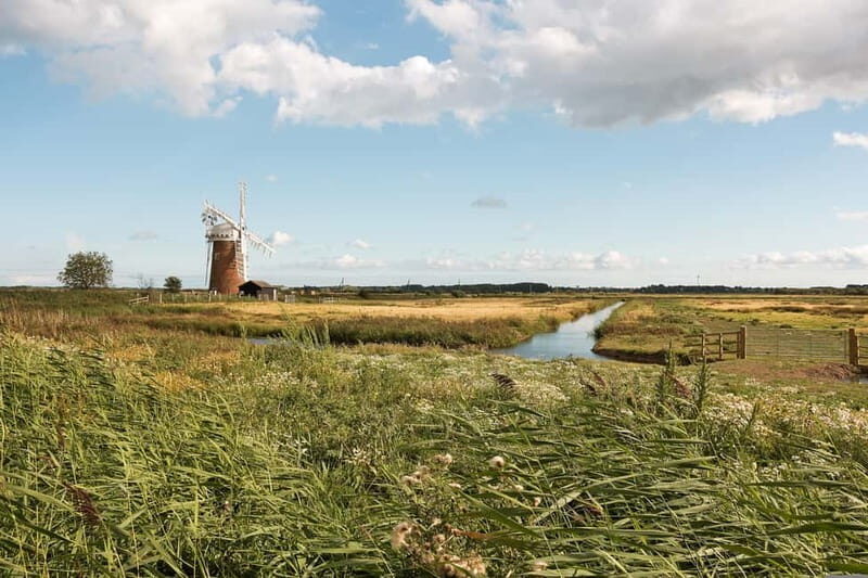 Norfolk: Broads & Coast Online Road Trip Travel Guide - Navigating the Norfolk Broads: Scenic Waterway Wonderland