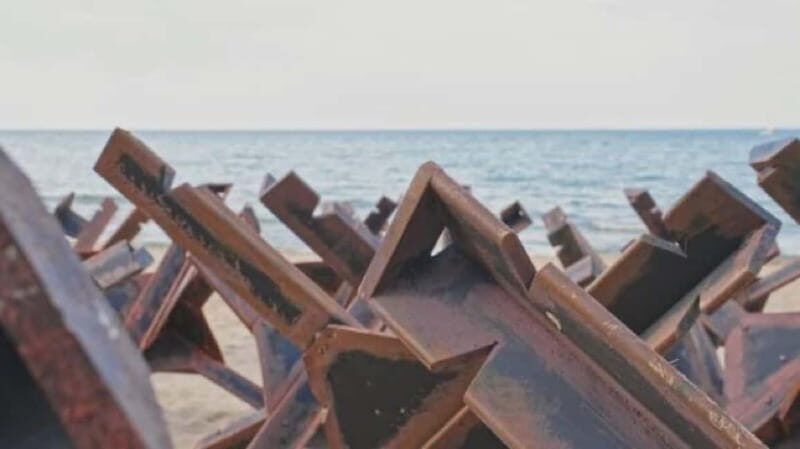 Normandy D-Day Beaches: Small Group Tour from Paris - Honoring Sacrifice at the American Cemetery