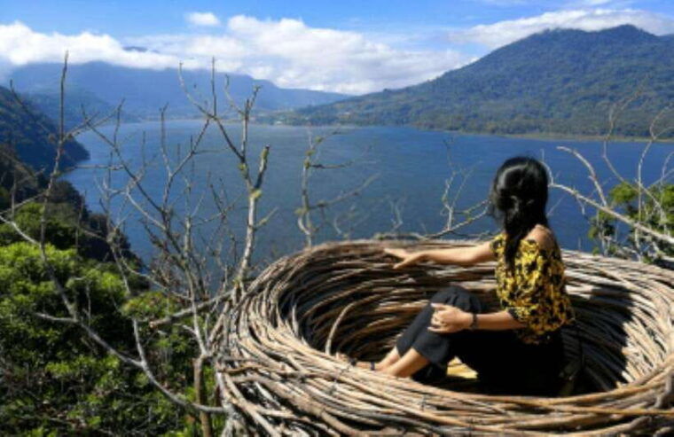 north-bali-twin-lake-handara-gate-and-waterfall