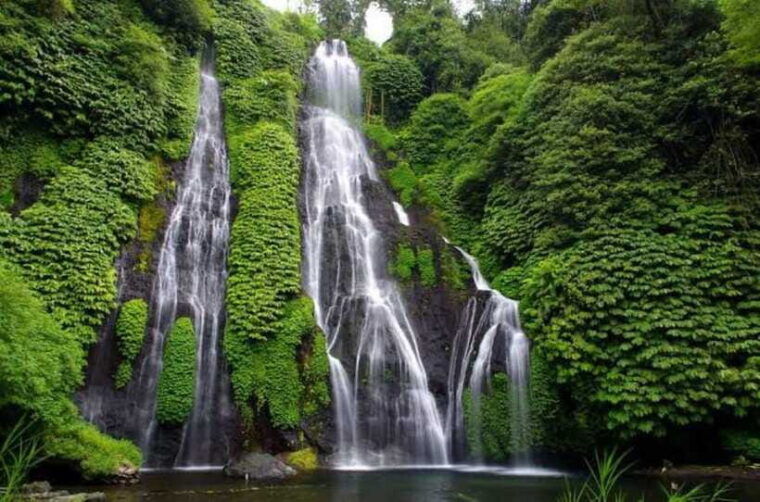 north-bali-twin-lake-handara-gate-and-waterfall