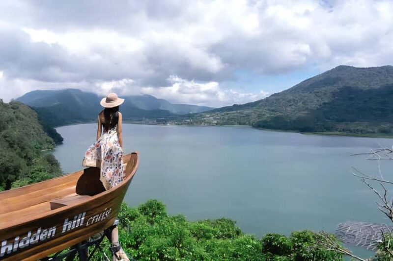 NORTH BALI WATERFALL AND TEMPLE TOUR - The Iconic Handara Gate