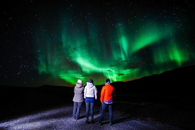 northern-lights-hunt-including-snacks-on-campfire-from-rovaniemi