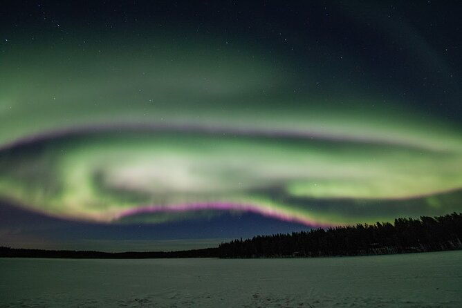 northern-lights-hunting-in-lappish-old-cottage