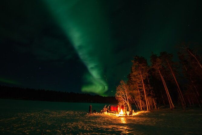 northern-lights-hunting-in-lappish-old-cottage