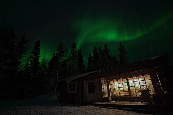 northern-lights-hunting-in-lappish-old-cottage