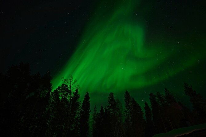 northern-lights-hunting-in-lappish-old-cottage